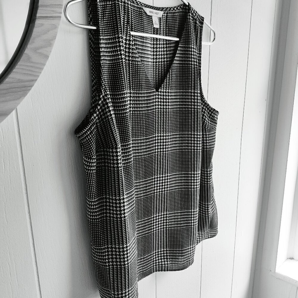 Nine West Sleeveless Plaid business top. Perfect paired with a black linen suit